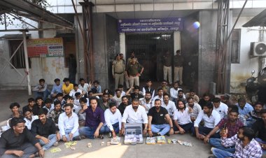 5 लाख रुपये नकद लेकर पहुंचे NSUI कार्यकर्ता, ड्रग कंट्रोलर संजय नेताम कार्यालय में ताला लगाकर हुए गायब