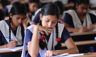 बोर्ड परीक्षा में अधिक अंक पाने के लिए रसायन विषय के व्याख्याता डॉ. बेद लाल साहू ने विद्यार्थियों को दिये टिप्स