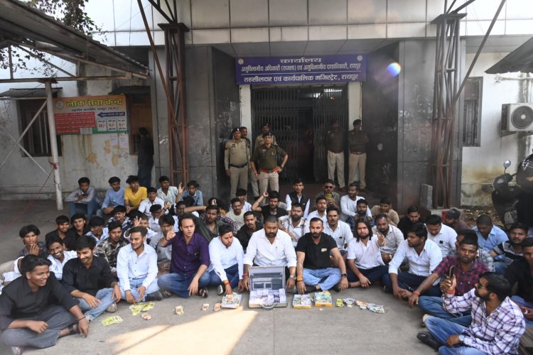 5 लाख रुपये नकद लेकर पहुंचे NSUI कार्यकर्ता, ड्रग कंट्रोलर संजय नेताम कार्यालय में ताला लगाकर हुए गायब