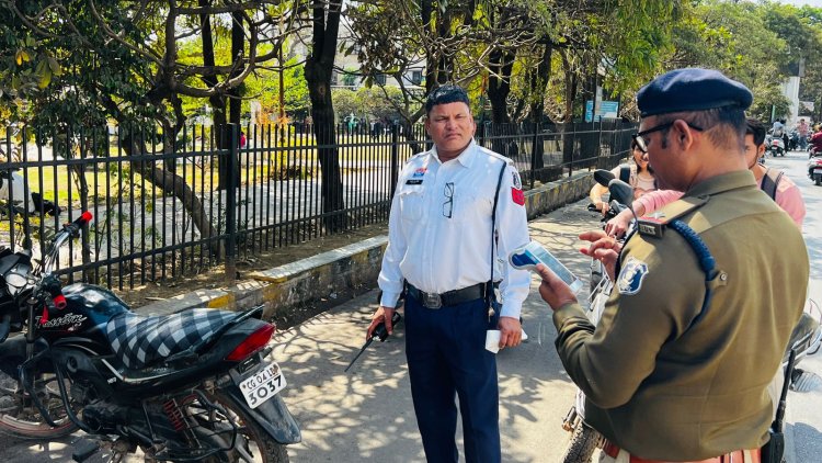 'वाइट हाउस' के सामने नो-पार्किंग में खड़े वाहनों पर ट्रैफिक पुलिस का कड़ा एक्शन, काटे गए चालान