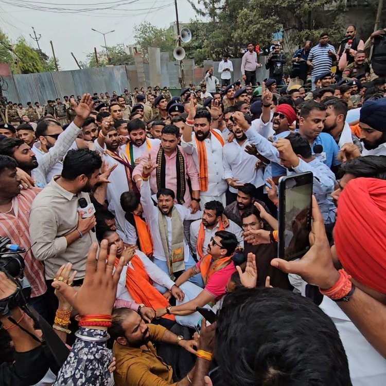 भाजयुमो ने किया कांग्रेस कार्यालय राजीव भवन का घेराव* ...