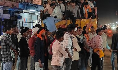 खरोरा पुलिस की बड़ी कार्रवाई: 250 श्रद्धालुओं की जान जोखिम में डालकर दौड़ रहे ट्रेलर को पकड़ा, मानवीय चेहरा दिखाते हुए यात्रियों को सुरक्षित घर भेजा ...