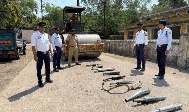सड़कों पर शोर मचाने वालों की अब खैर नहीं: रायगढ़ पुलिस ने 50 मॉडिफाई साइलेंसरों पर चलवाया बुलडोजर