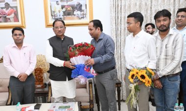 कलेक्टर डॉ. गौरव सिंह ने मुख्यमंत्री को कुंवरगढ़ महोत्सव में शामिल होने का दिया आमंत्रण ...