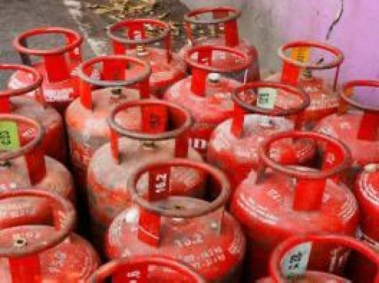 एलपीजी सर्वर ठप: टोल-फ्री नंबर बंद होने से उपभोक्ता परेशान, गैस एजेंसियों पर उमड़ी भीड़