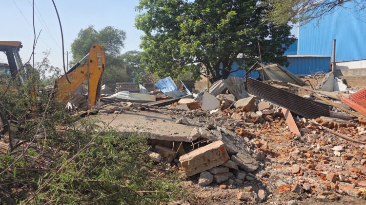 दुर्ग: अवैध अफीम खेती के आरोपियों पर प्रशासन का कड़ा प्रहार, अतिक्रमण पर चला बुलडोजर