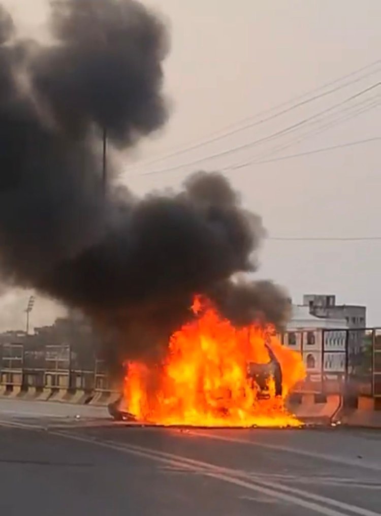 रायपुर: आमानाका ओवरब्रिज पर चलती कार बनी आग का गोला, चालक ने कूदकर बचाई जान