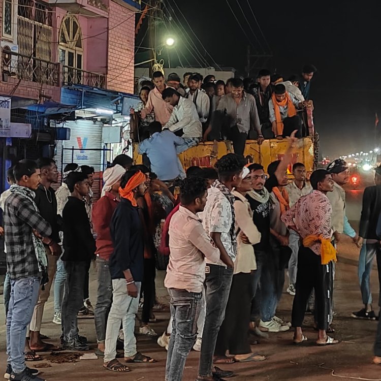 खरोरा पुलिस की बड़ी कार्रवाई: 250 श्रद्धालुओं की जान जोखिम में डालकर दौड़ रहे ट्रेलर को पकड़ा, मानवीय चेहरा दिखाते हुए यात्रियों को सुरक्षित घर भेजा ...