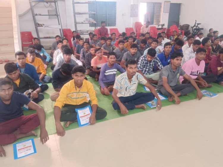 बीजापुर में हिंसा का रास्ता छोड़ थामी कलम, 85 आत्मसमर्पित माओवादियों ने दी साक्षरता परीक्षा ...