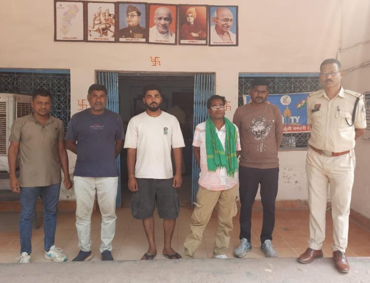 धमतरी: जुआ खेलते 5 गिरफ्तार, 2.75 लाख का माल बरामद ...