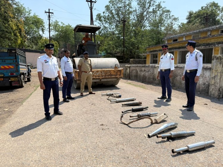 सड़कों पर शोर मचाने वालों की अब खैर नहीं: रायगढ़ पुलिस ने 50 मॉडिफाई साइलेंसरों पर चलवाया बुलडोजर