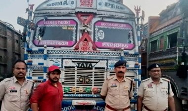 रायगढ़ पुलिस का "ऑपरेशन प्रहार": 21 लाख का अवैध कबाड़ जब्त, 5 ट्रक पुलिस के कब्जे में ...