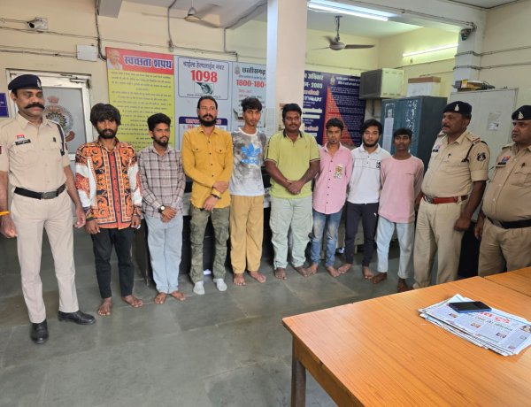 रायपुर: तड़के सुबह पुलिस की बड़ी स्ट्राइक; सेंट्रल ज़ोन में 132 बदमाशों की परेड, 11 वारंटी गिरफ्तार ...