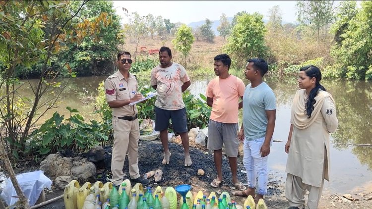 रायगढ़ पुलिस का "ऑपरेशन आघात": घरघोड़ा में नदी किनारे चल रही 8 अवैध भट्ठियां ध्वस्त, 190 लीटर शराब के साथ आरोपी गिरफ्तार ...