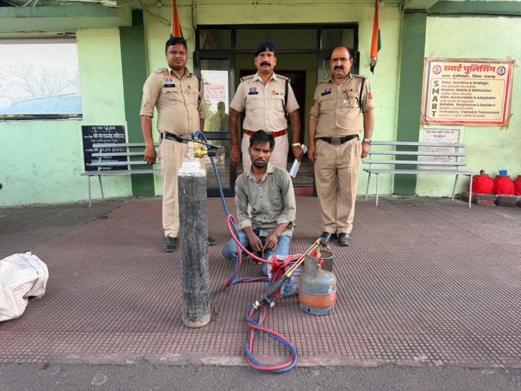 गैस कटर लेकर ATM काटने पहुंचा था शातिर लुटेरा, रायगढ़ पुलिस की मुस्तैदी से सलाखों के पीछे ...