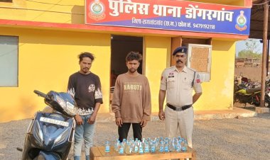 डोंगरगांव पुलिस की बड़ी कार्रवाई: अवैध शराब के साथ दो युवक गिरफ्तार, एक्टिवा जब्त