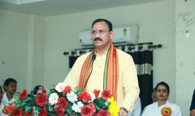 स्वास्थ्य मंत्री श्याम बिहारी जायसवाल ने अंतर्राष्ट्रीय नर्सेस दिवस पर नर्सों के सम्मान में नर्सिंग संवर्ग के पदनाम परिवर्तन की घोषणा की