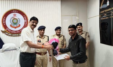 साहस और सजगता का सम्मान - चाकू से हमला कर लूट करने वाले आरोपी को पकड़ने में सहयोग करने वाले आम नागरिक आकाश शुक्ला को किया गया सम्मानित
