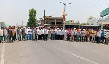 पांडुका में खाद की किल्लत से आक्रोशित किसानों का चक्का जाम, 6 सूत्रीय मांगों को लेकर सौंपा ज्ञापन