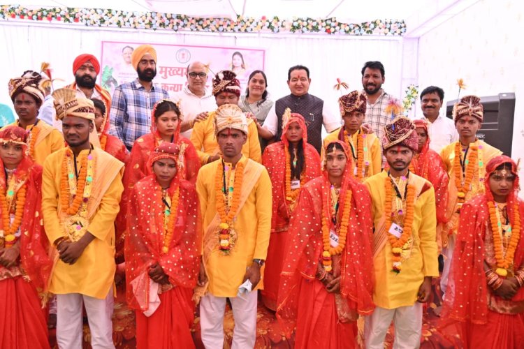 मुख्यमंत्री कन्या विवाह योजना: बसना में गूंजी शहनाइयां, विधायक डॉ. संपत अग्रवाल ने 57 बेटियों का किया कन्यादान