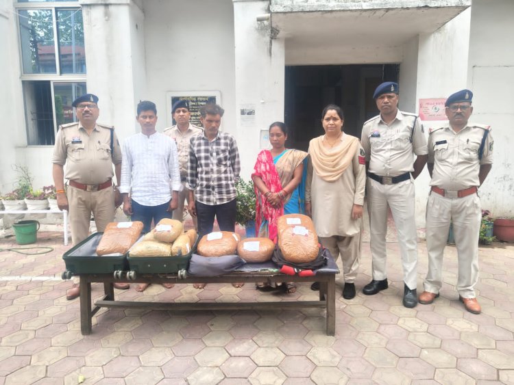 रायगढ़ पुलिस को 'ऑपरेशन आघात': में पुनः मिली सफलता रेलवे स्टेशन के बाहर 18 किलो गांजे के साथ ओडिशा के तीन तस्कर गिरफ्तार