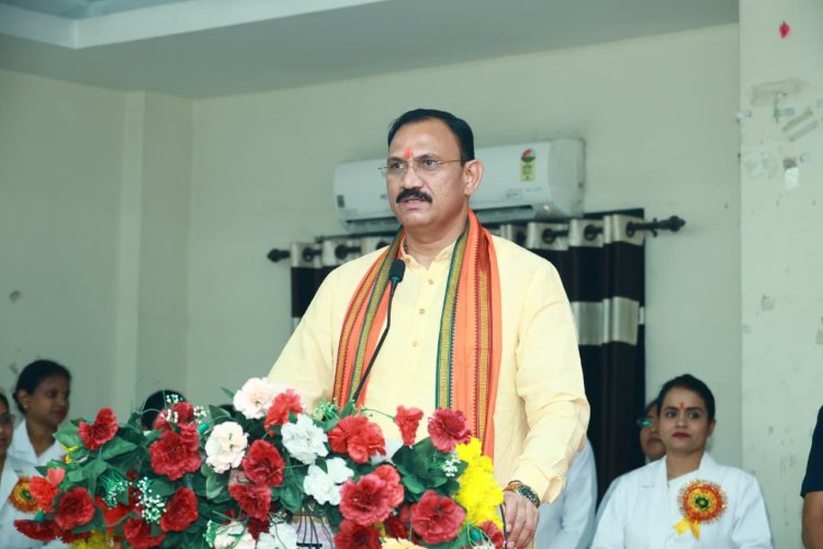स्वास्थ्य मंत्री श्याम बिहारी जायसवाल ने अंतर्राष्ट्रीय नर्सेस दिवस पर नर्सों के सम्मान में नर्सिंग संवर्ग के पदनाम परिवर्तन की घोषणा की