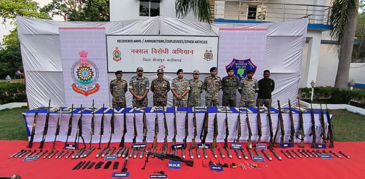 जिला बीजापुर अन्तर्गत माओवादियों के पुराने ठिकानों / डंपों से भारी मात्रा में कैश एवं हथियार, गोला-बारूद, विस्फोटक सामग्री एवं दैनिक उपयोग की वस्तुएं बरामद