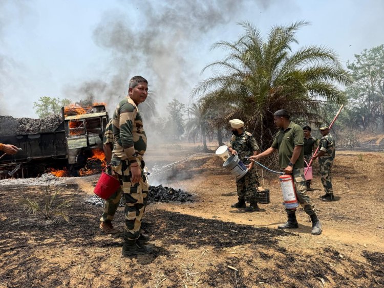 बाजार क्षेत्र के मकान, दुकान एवं सार्वजनिक संपत्तियों को सुरक्षित बचाते हुए स्थानीय पुलिस, BSF टीम एवं फायर स्टेशन अंतागढ़ के संयुक्त प्रयास से आग पर सफलतापूर्वक नियंत्रण पाया गया