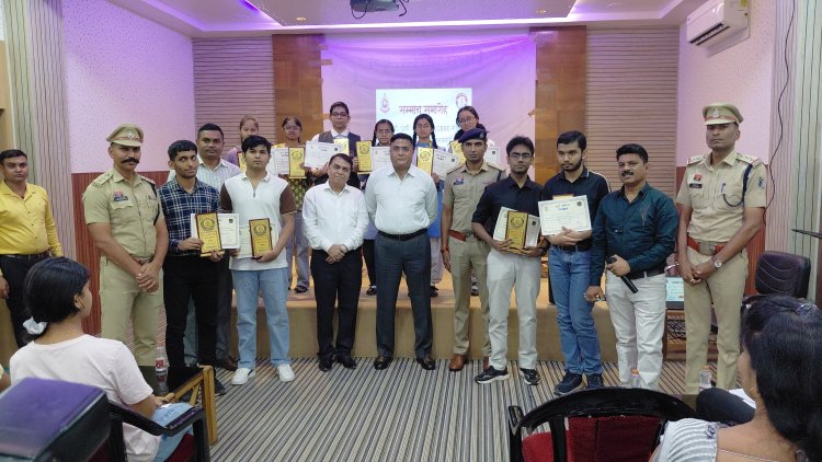 CG और CBSE बोर्ड के मेधावी छात्रों को किया दुर्ग पुलिस ने सम्मानित