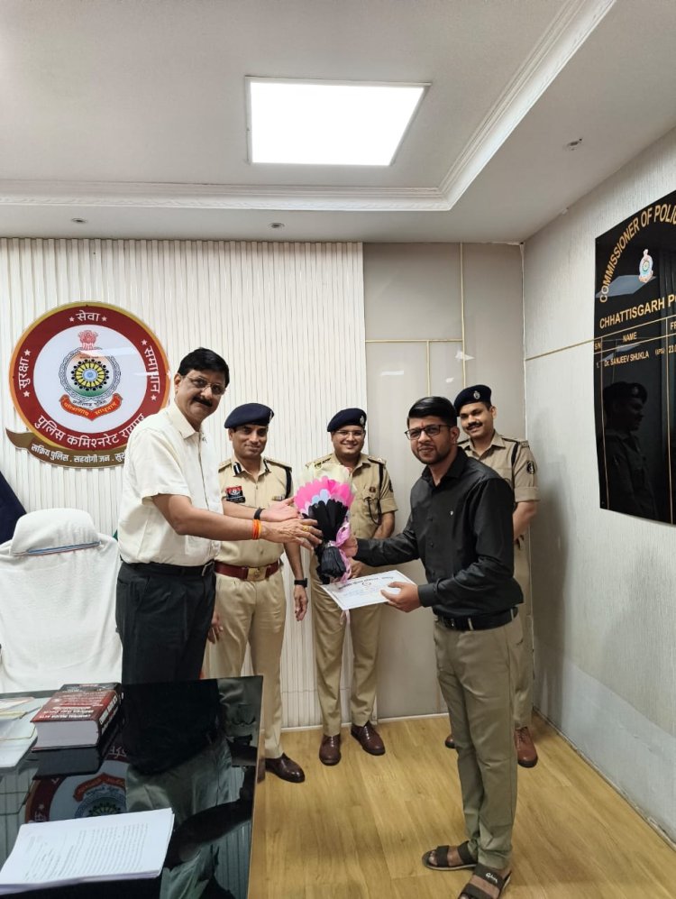 साहस और सजगता का सम्मान - चाकू से हमला कर लूट करने वाले आरोपी को पकड़ने में सहयोग करने वाले आम नागरिक आकाश शुक्ला को किया गया सम्मानित