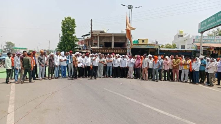 पांडुका में खाद की किल्लत से आक्रोशित किसानों का चक्का जाम, 6 सूत्रीय मांगों को लेकर सौंपा ज्ञापन