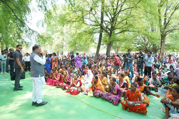 मुख्यमंत्री विष्णुदेव साय 'सुशासन तिहार' में पहुंचे बीजापुर के सुदूर गांव कोण्डापल्ली, जनचौपाल में सुनीं ग्रामीणों की समस्याएं