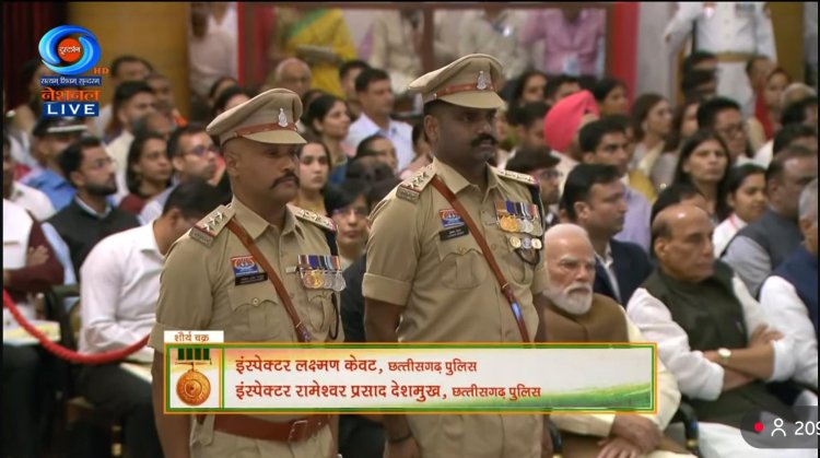 महामहिम राष्ट्रपति श्रीमती द्रौपदी मुर्मू द्वारा "शौर्य चक्र" से सम्मानित हुए कांकेर जिले के दो वीर पुलिस अधिकारी