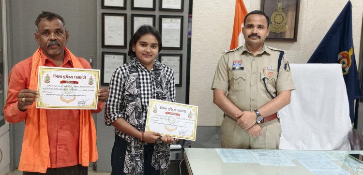 धमतरी पुलिस के सम्मान में गूंजी मधुर तान: एसपी सूरज सिंह परिहार ने प्रशस्ति पत्र देकर बढ़ाया हर्षलता का मान