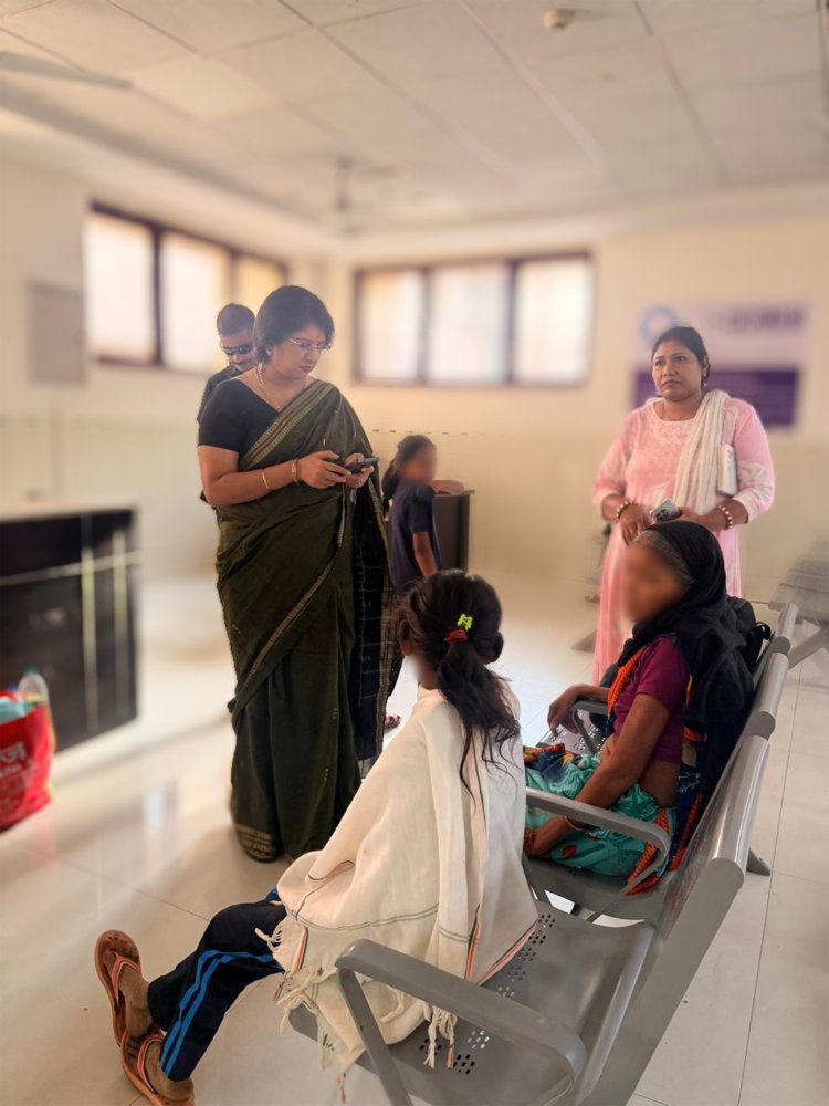  डॉ. वर्णिका शर्मा ने एम्स रायपुर में भर्ती बालिका से की मुलाकात, चिकित्सकों से ली उपचार की विस्तृत जानकारी