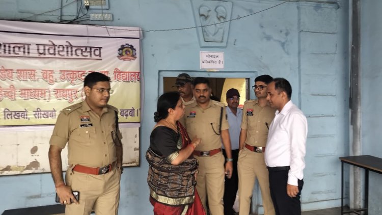 नीट परीक्षा की तैयारियों का जायजा लेने पहुंचे कलेक्टर डॉ. गौरव सिंह स्कूल ।