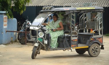 मुश्किलों से निकलीं अनिता, दीदी ई-रिक्शा ने दी आत्मनिर्भरता की राह