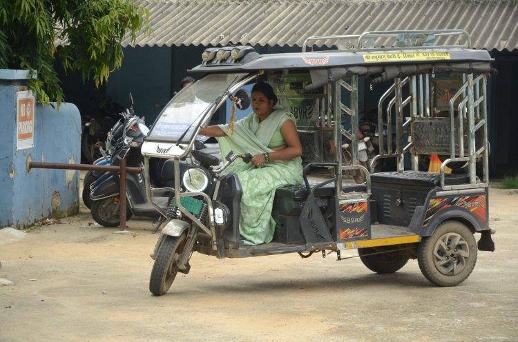 मुश्किलों से निकलीं अनिता, दीदी ई-रिक्शा ने दी आत्मनिर्भरता की राह