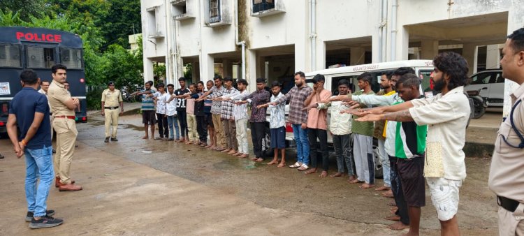 त्योहारों से पहले धमतरी पुलिस की सख्ती, बदमाशों की थाने में कराई परेड