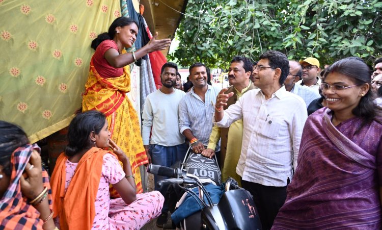 गोबरा नवापारा क्षेत्र के बाढ़ प्रभावितों के बीच पहुँचे राजस्व एवं आपदा मंत्री,सहायता राशि और पुनर्वास का दिया भरोसा