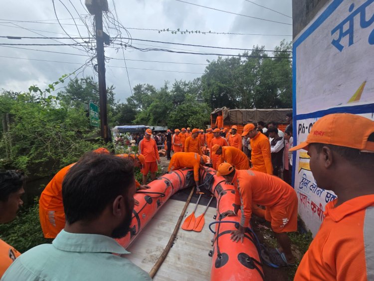 कलेक्टर डॉ. गौरव कुमार सिंह के निर्देश पर चंदनीडीह में NDRF का रेस्क्यू अभियान जारी