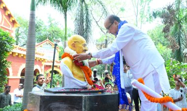 महात्मा गांधी और लाल बहादुर शास्त्री को श्रद्धांजलि अर्पित कर डॉ. अंबेडकर को किया नमन