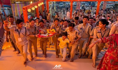 शारदीय नवरात्रि अष्टमी के पावन अवसर पर सफल नवरात्रि ड्यूटी के उपरांत राजनांदगांव पुलिस एवं पुलिस बैंड के द्वारा माँ बम्लेश्वरी के दर्शन एवं आरती-अर्चना