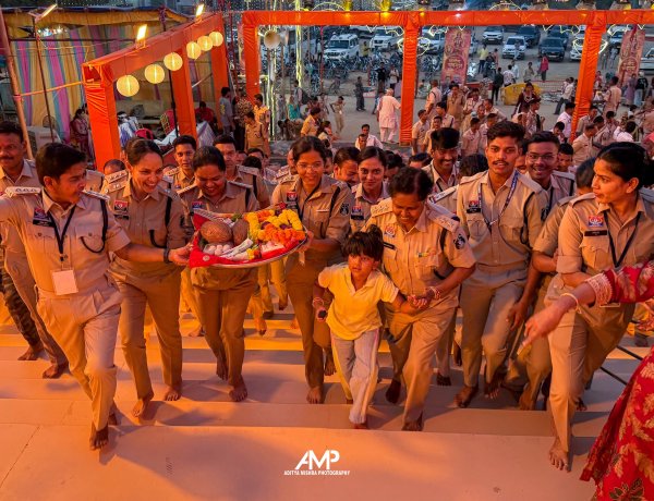 शारदीय नवरात्रि अष्टमी के पावन अवसर पर सफल नवरात्रि ड्यूटी के उपरांत राजनांदगांव पुलिस एवं पुलिस बैंड के द्वारा माँ बम्लेश्वरी के दर्शन एवं आरती-अर्चना
