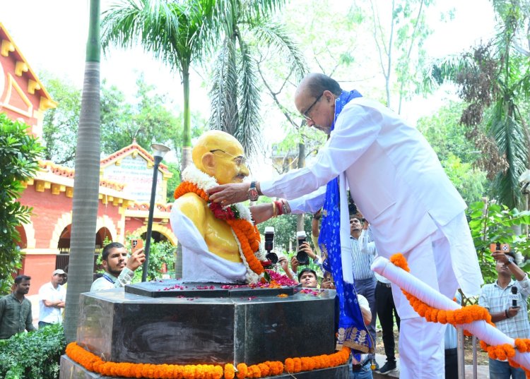 महात्मा गांधी और लाल बहादुर शास्त्री को श्रद्धांजलि अर्पित कर डॉ. अंबेडकर को किया नमन