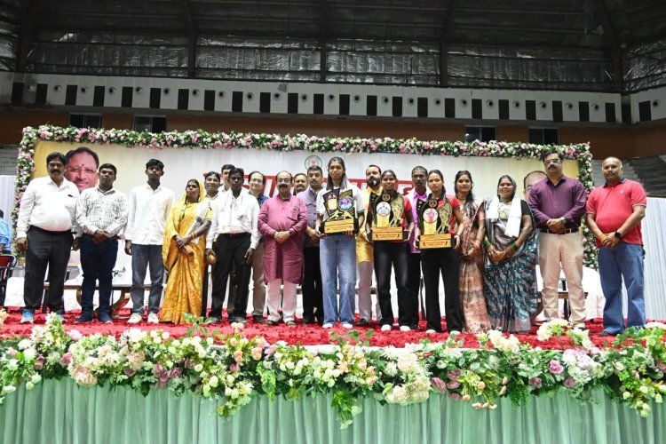 उप मुख्यमंत्री श्री अरुण साव ने बहतराई खेल अकादमी के अंतरराष्ट्रीय पदक विजेता खिलाड़ियों का किया सम्मान, बढ़ाया हौसला
