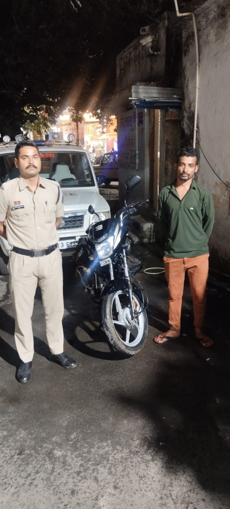 रात्रि गश्त के दौरान यातायात पुलिस की सतर्कता से चोरी की मोटरसाइकिल बरामद