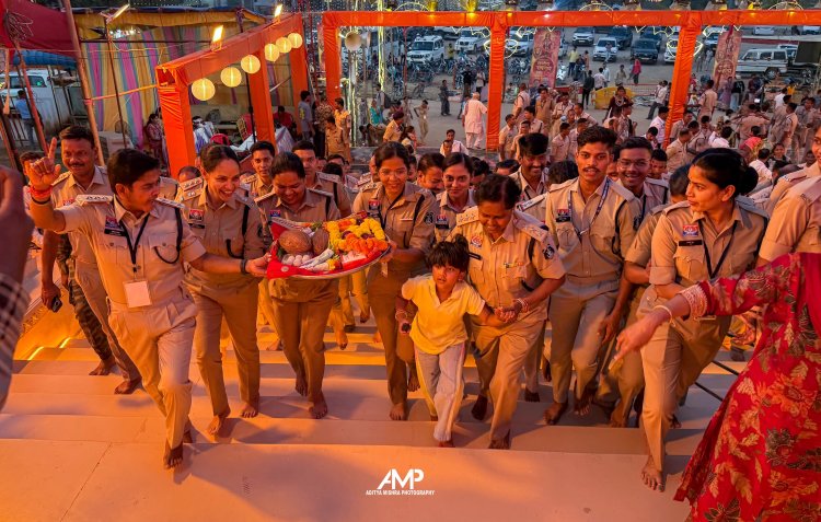 शारदीय नवरात्रि अष्टमी के पावन अवसर पर सफल नवरात्रि ड्यूटी के उपरांत राजनांदगांव पुलिस एवं पुलिस बैंड के द्वारा माँ बम्लेश्वरी के दर्शन एवं आरती-अर्चना