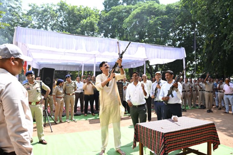 कमिश्नरेट रायपुर में विजयादशमी के अवसर पर हर्षोल्लास के साथ शस्त्र एवं वाहनों की पूजा संपन्न